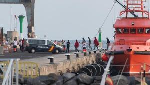 L’arribada de pasteres desborda els recursos a Lanzarote i obliga a derivar els migrants a altres illes