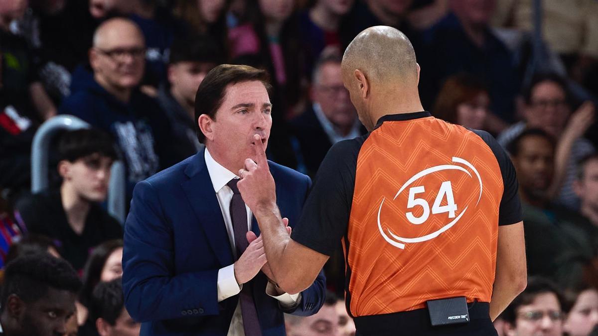 Xavi Pascual, en el duelo ante el Bàsquet Girona, hablando con Calatrava