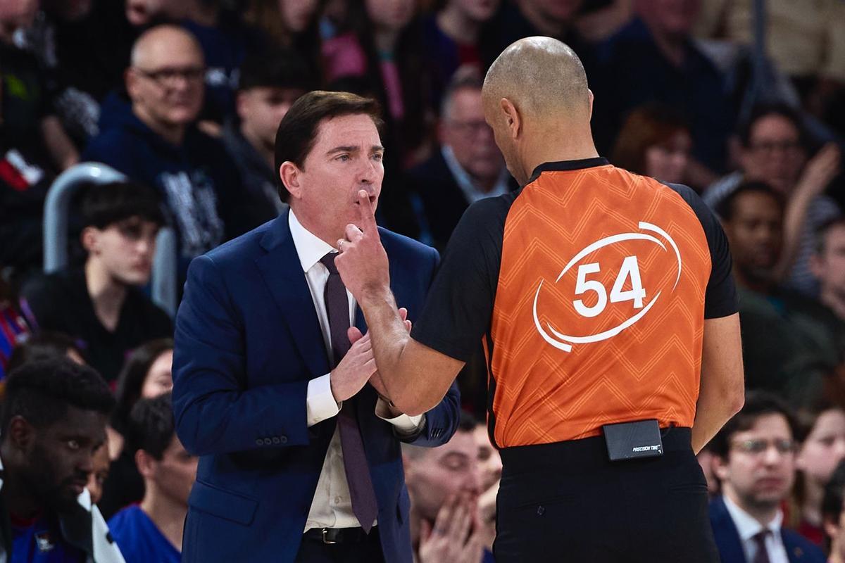 Xavi Pascual, en el duelo ante el Bàsquet Girona, hablando con Calatrava