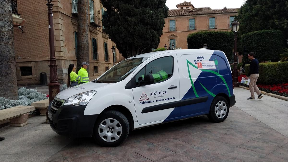 Trabajadores de Lokímica junto a uno de los vehículos renovados de la empresa.
