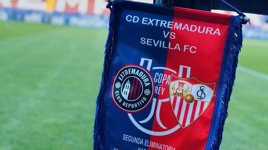 El banderín oficial del partido que el Extremadura entregará al Sevilla.
