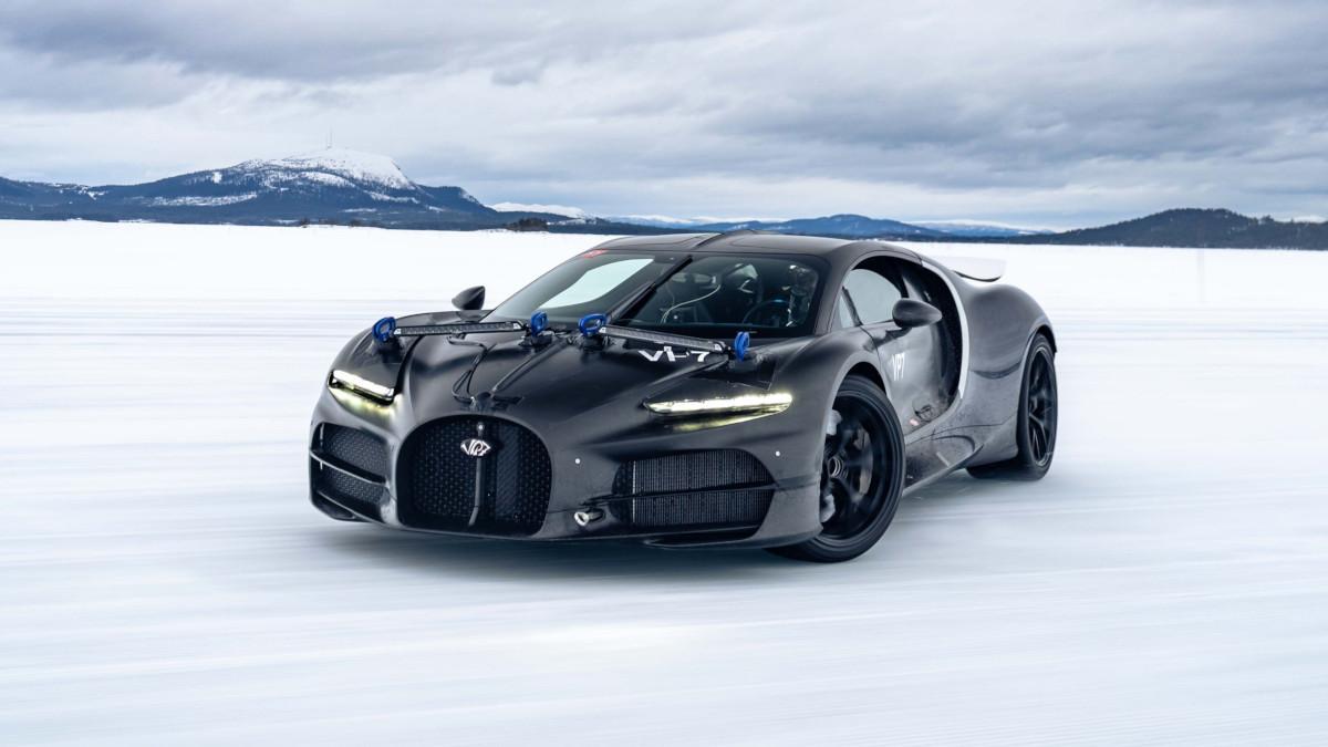El prototipo rueda sobre un lago helado de Arjeplog, donde Bugatti pone a prueba suspensión, tracción y estabilidad extrema.