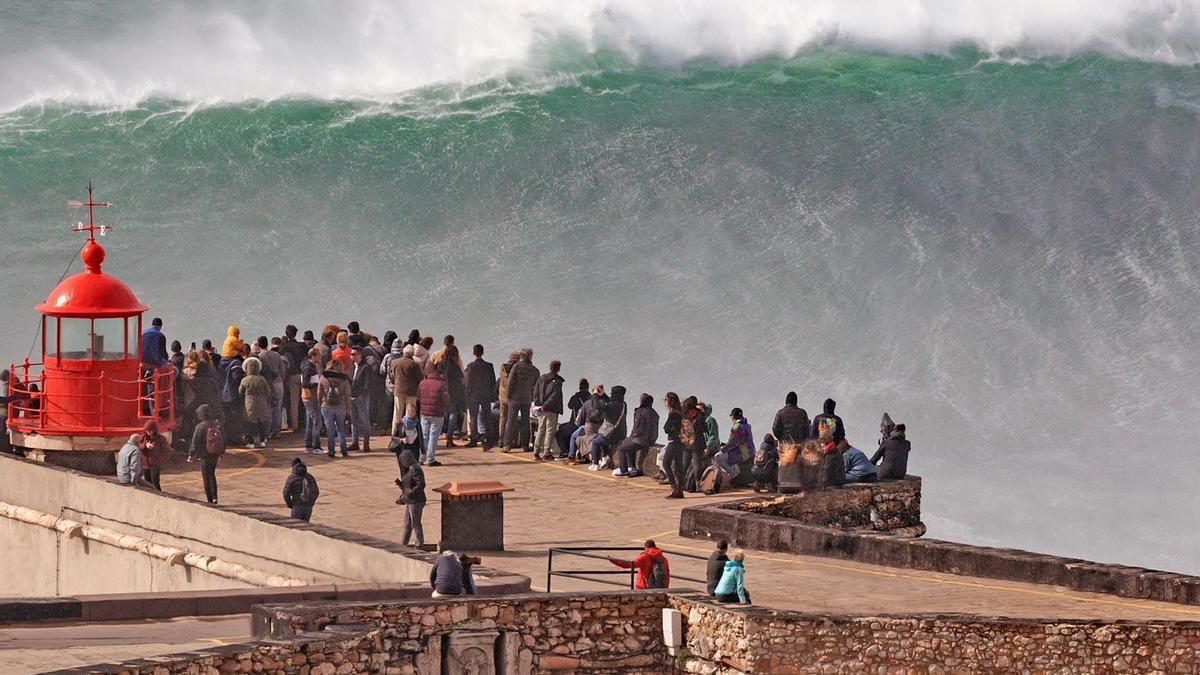 Nazaré, “la villa más típica de Portugal” y su récord del mundo