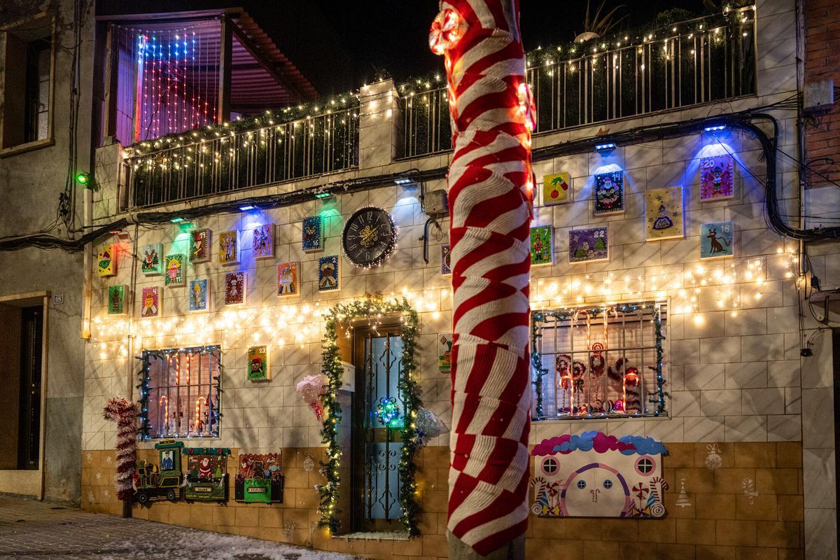 Sabadell 18/12/2025 On Barcelona. Se trata de una casa decorada que se ha hecho viral. Id cuando ya haya anochecido para poder fotografiar la decoración iluminada (entre las 18:00 y las 19:00). La casa está situada en el barrio del Poblenou de Sabadell, donde se celebra un concurso de fachadas iluminadas. Haced también fotos de otras casas decoradas; Abel las mencionará en el reportaje. AUTOR: MANU MITRU