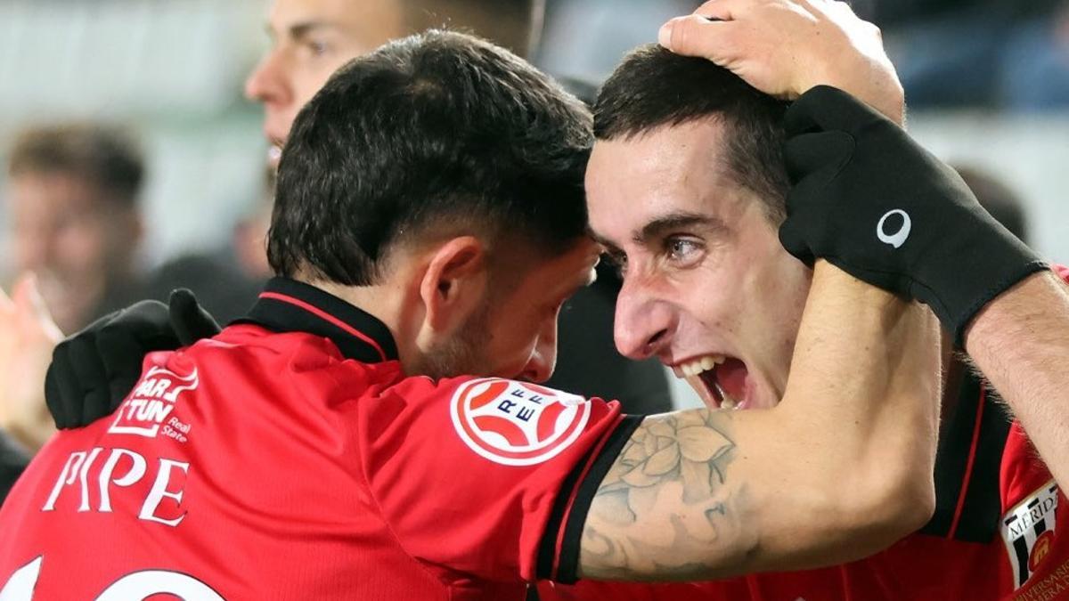 Pipe y Álvaro García festejan uno de los goles del Mérida en Ferrol.