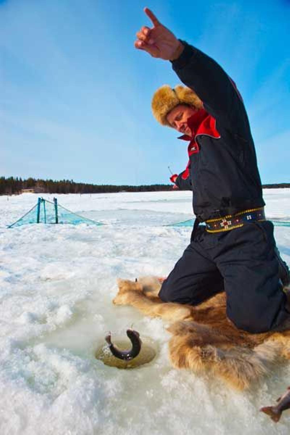 Pesca en el hielo en la Laponia sueca