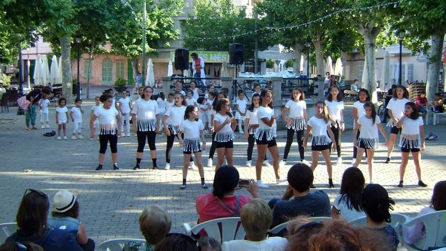 La plaza del Pou de Maria de la Salut acoge diversas actividades con mucho público