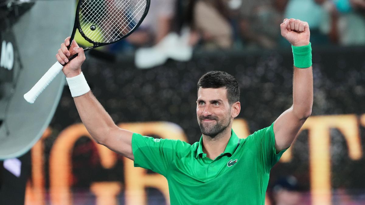 Djokovic celebra su victoria cien en Australia