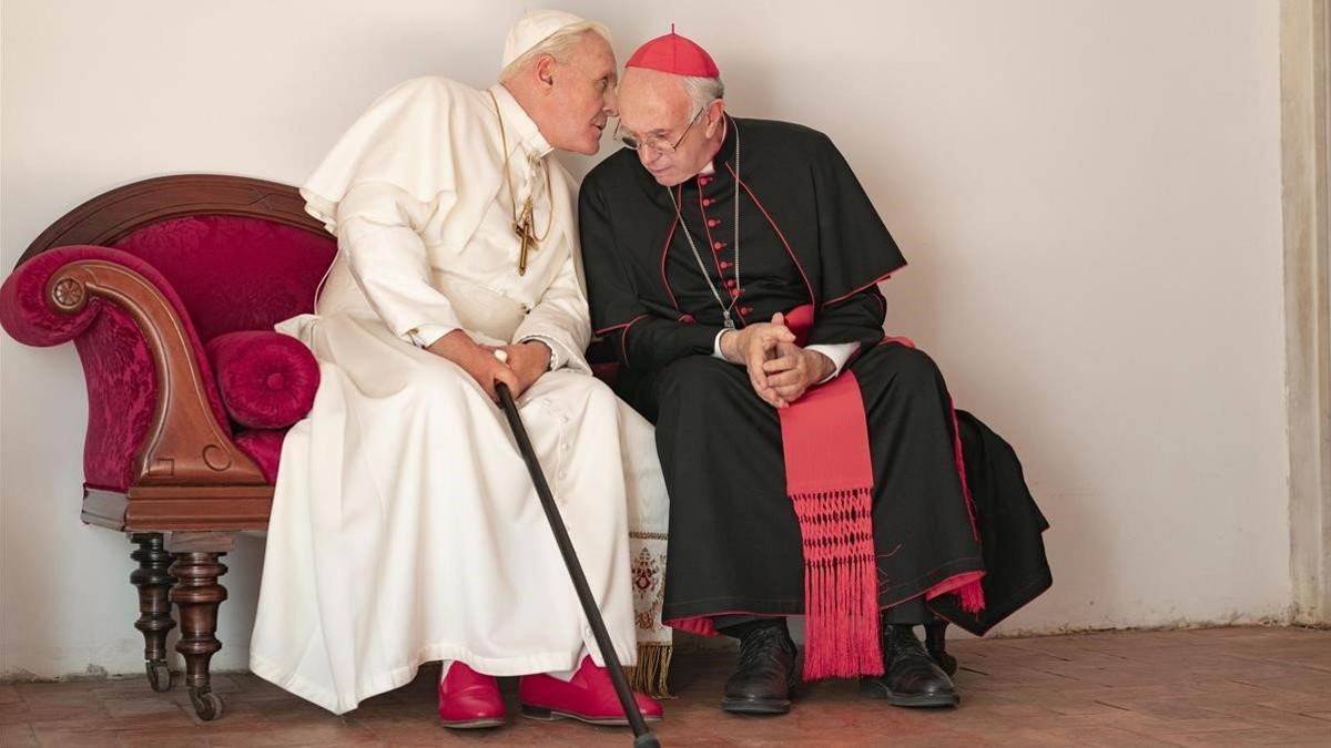 Benedicto XVI (Anthony Hopkins) y Francisco (Jonathan Pryce), en 'Los dos Papas'