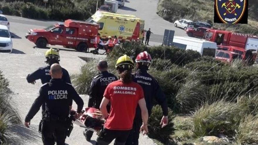 Feuerwehr-Einsatzkräfte während einer Bergrettung auf Mallorca.