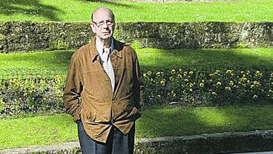 José Vélez, en el estanque de Covadonga del ovetense Campo San Francisco.