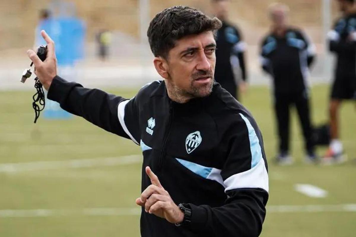 Pablo Hernández, entrenador del Castellón, durante un entrenamiento del cuadro orellut.
