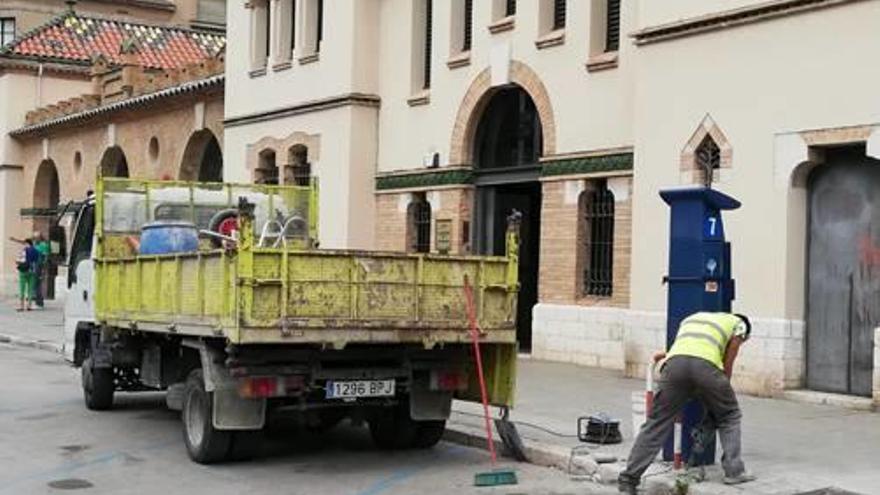 Operaris, a la plaça de l&#039;Escorxador, ahir al matí.