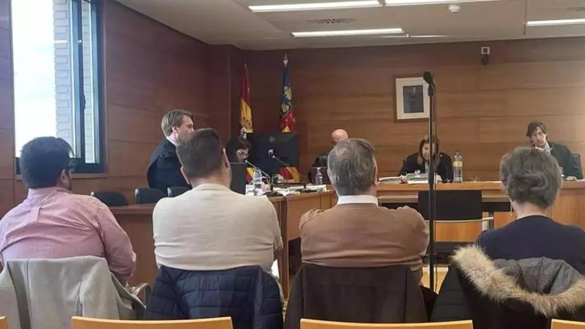 La familia condenada, durante el juicio en la Audiencia Provincial de Castellón.