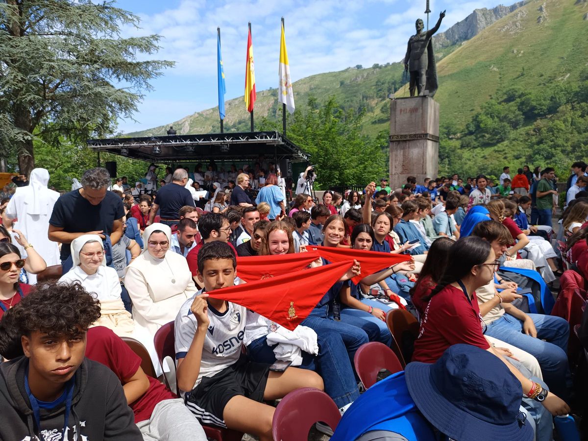 Pamplonicas con sus pañuelos de San Fermín en Covadonga.