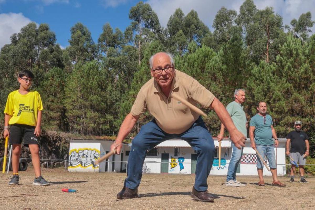 Un jugador golpea la billarda con el palán.