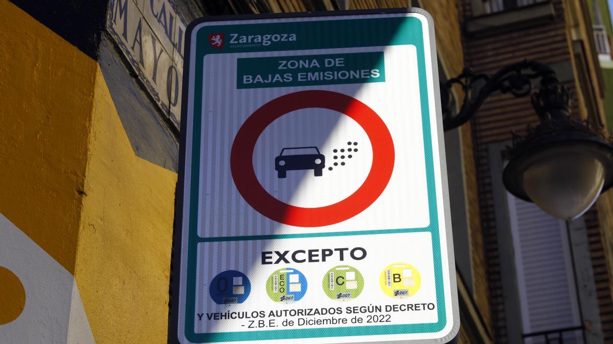 Señal de zona de bajas emisiones en una calle de Zaragoza.