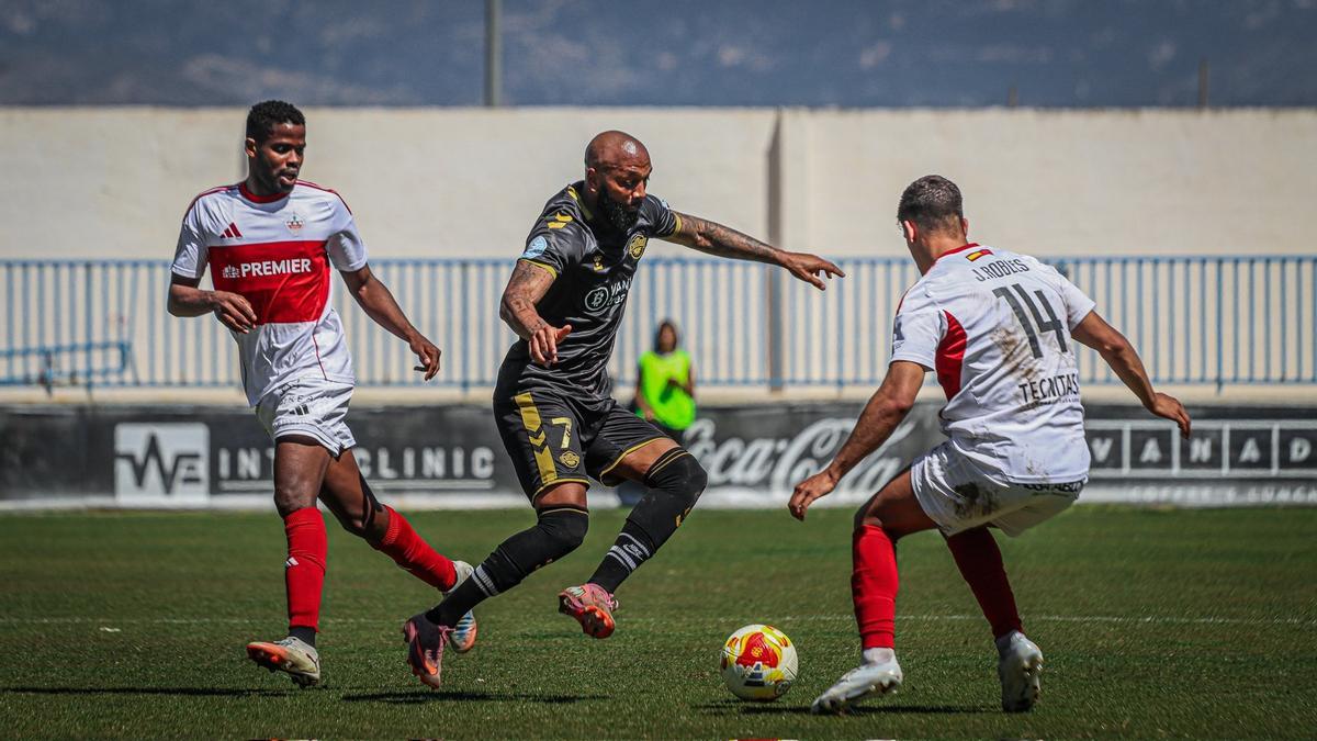 Emilio Nsue encara a Robles en la derrota del Intercity frente al San Sebastián de los Reyes en el Antonio Solana de Alicante.