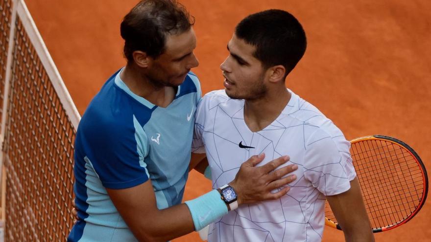 Rafa Nadal y Carlos Alcaraz se saludan tras un partido en la Caja Mágica de Madrid. | EFE