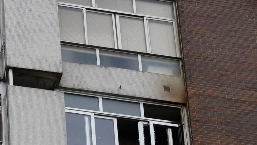 La vivienda afectada por la deflagración, con las ventanas rotas.