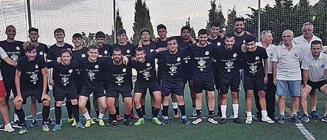 La primera plantilla del Montaura de la campaña 2019-20 posa nada más iniciar la pretemporada en las instalaciones de Mancor.