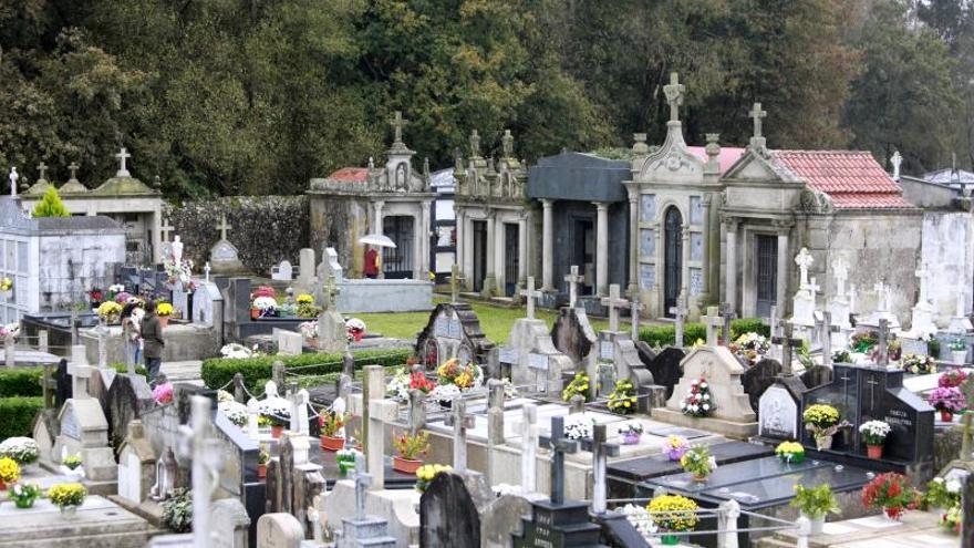 En el Día de Todos los Santos, los cementerios se llenan de flores y velas en honor a los que ya no están.