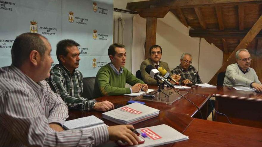 Constitución de la Mesa del Diálogo Social presidida por el alcalde Luciano Huerga en noviembre de 2015.