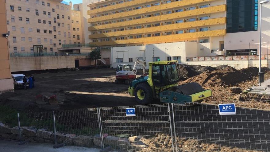 Maquinaria pesada realiza labores de acondicionamiento de una parcela ubicada en Marbella.