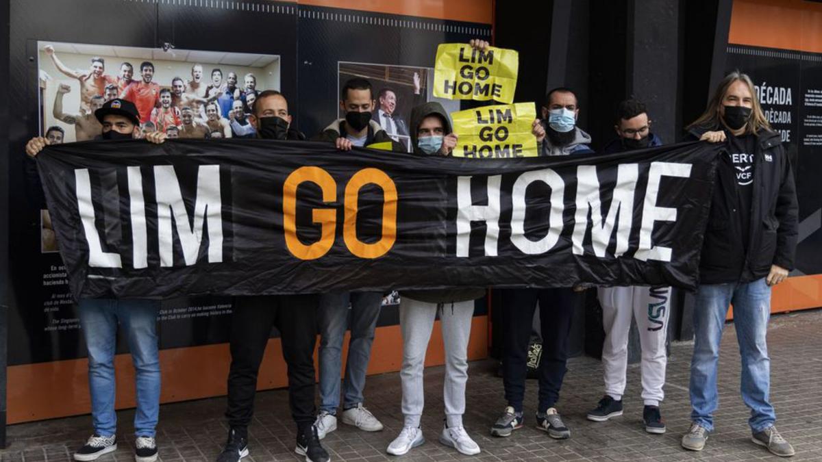 La afición del VCF protestó en la puerta cero de Mestalla.  | G. CABALLERO