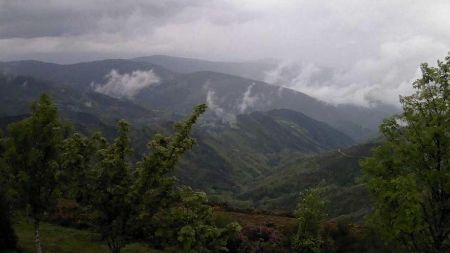 Vista de la sierra de Os Ancares, esta tarde. // MG