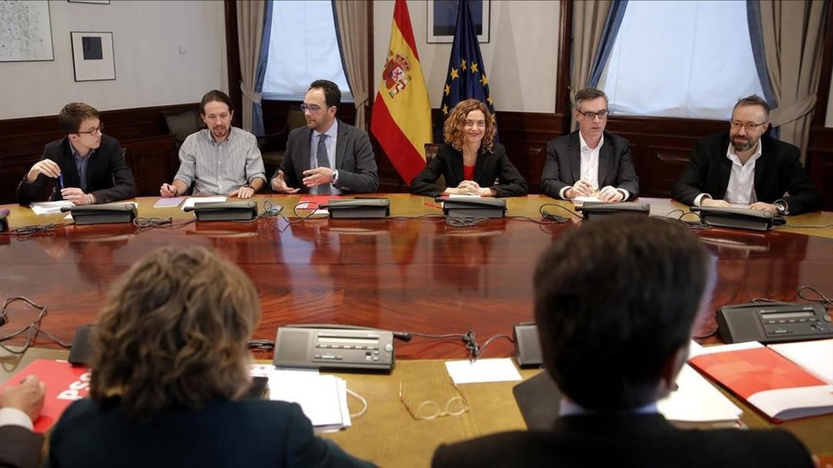 Los equipos negociadores de PSOE, Ciudadanos y Podemos este jueves en el Congreso.