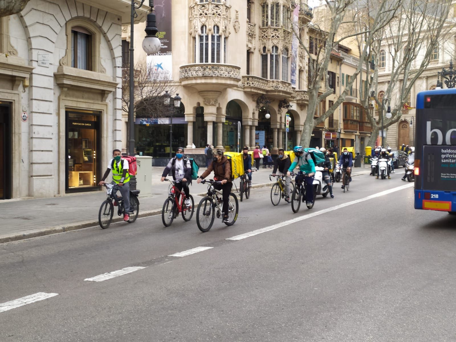 Un centenar de 'riders'  se manifiestan en Palma