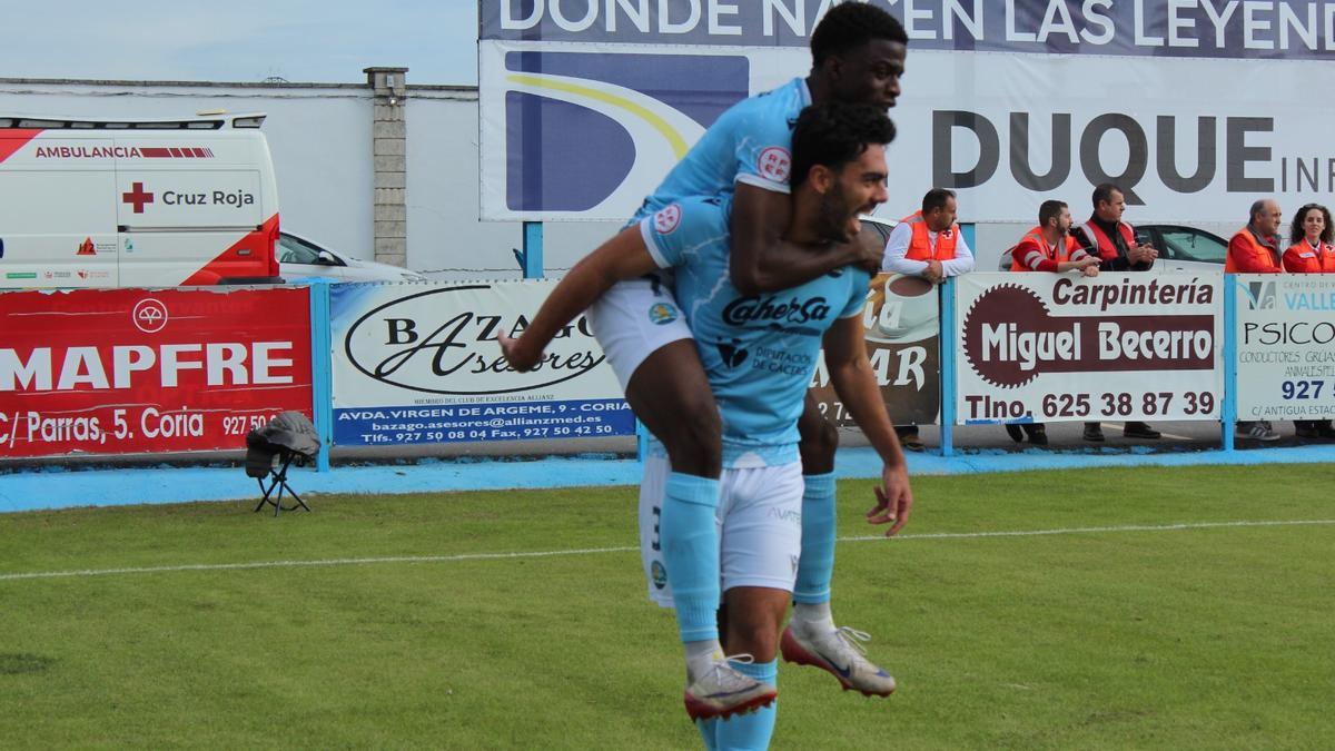 Los jugadores del Coria celebran el gol de Jacobo.