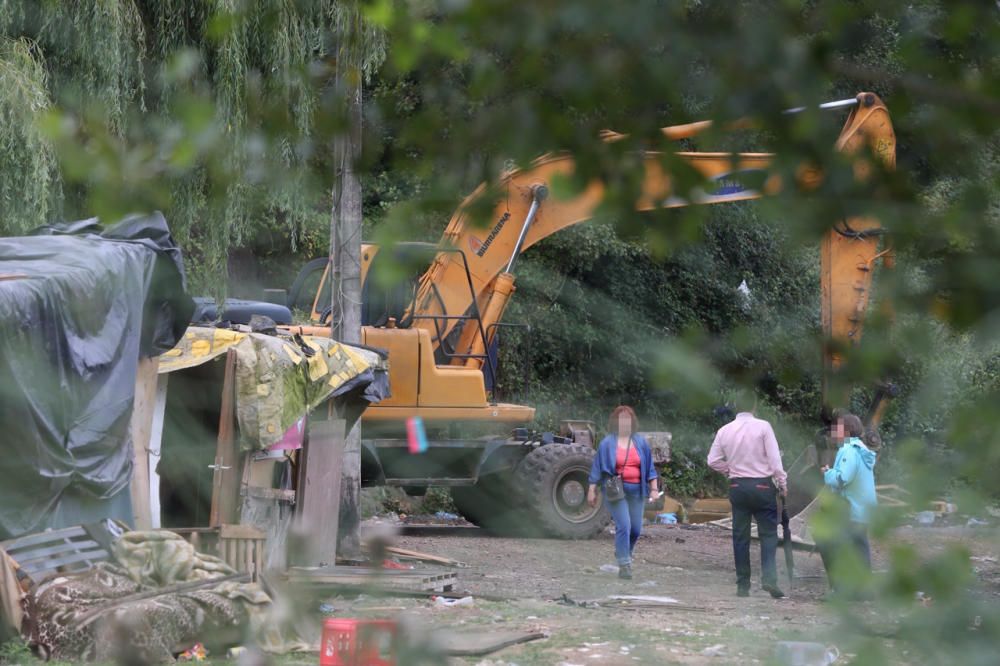 El Ayuntamiento de Oviedo desaloja las chabolas de La Malata