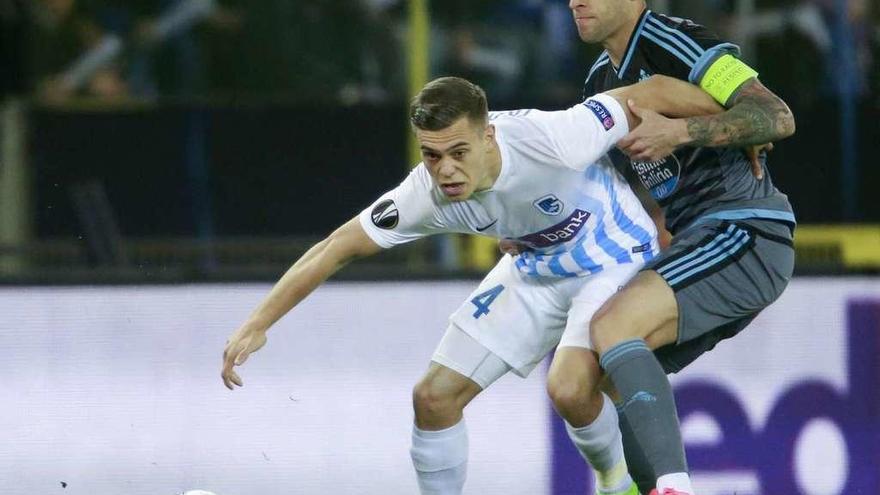 Leonardo Trossard intenta evitar el marcaje de Hugo Mallo, durante el partido Genk-Celta de la Europa League. // Olivier Hoslet