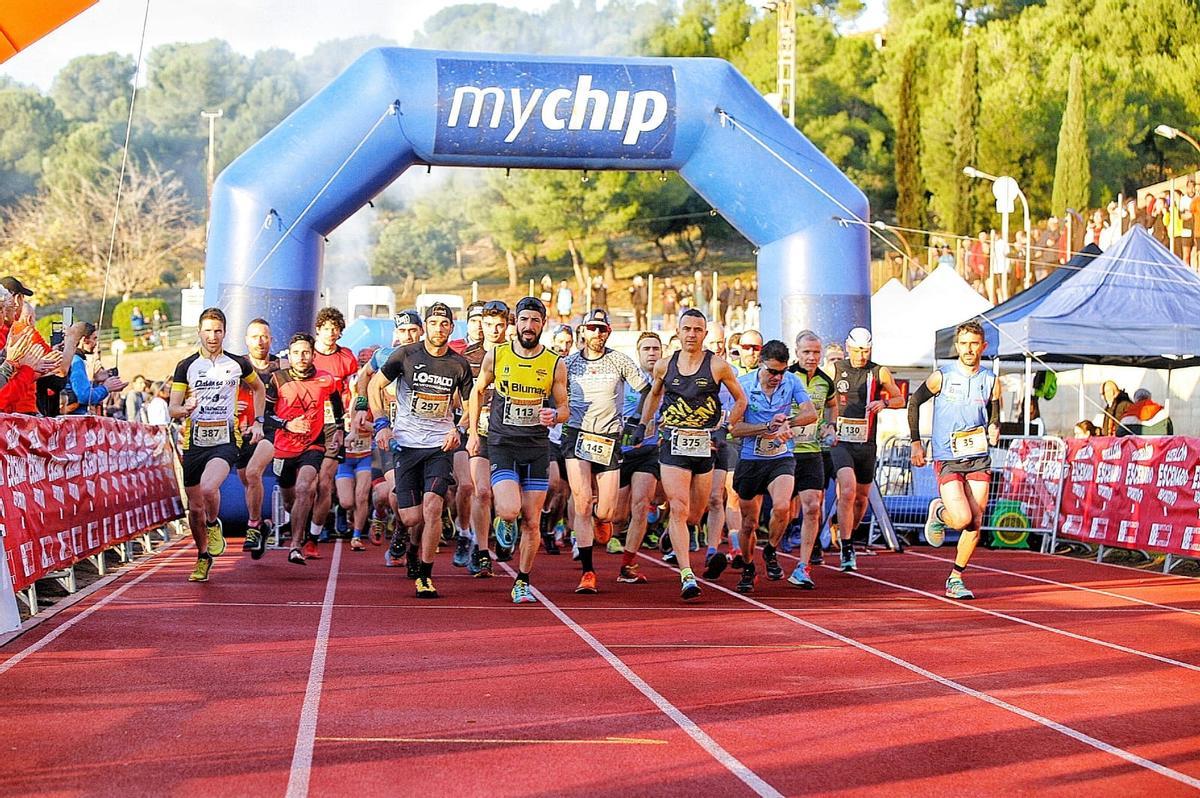 Más de 800 runners de Castellón y de provincias colindantes tomaron la salida en Penyeta Roja en la XV Cursa Tombatossals Kike Monforte.