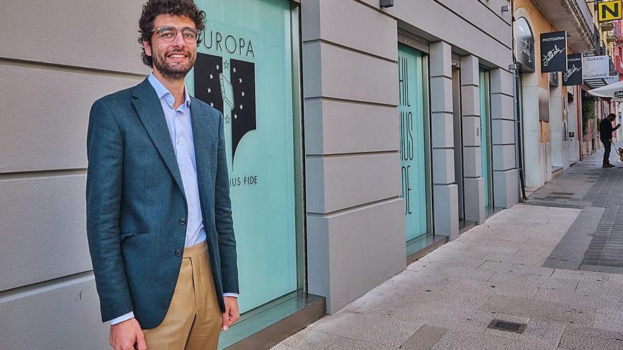 Carlos Martínez davant de la seva nova notaria del carrer Lasauca de Figueres.