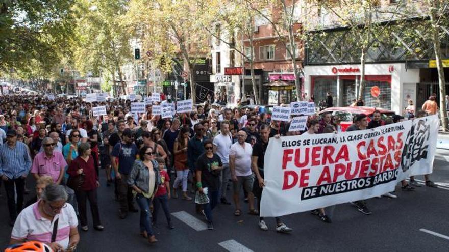 Miles de personas protestan en Madrid contra la proliferación de las casas de apuestas