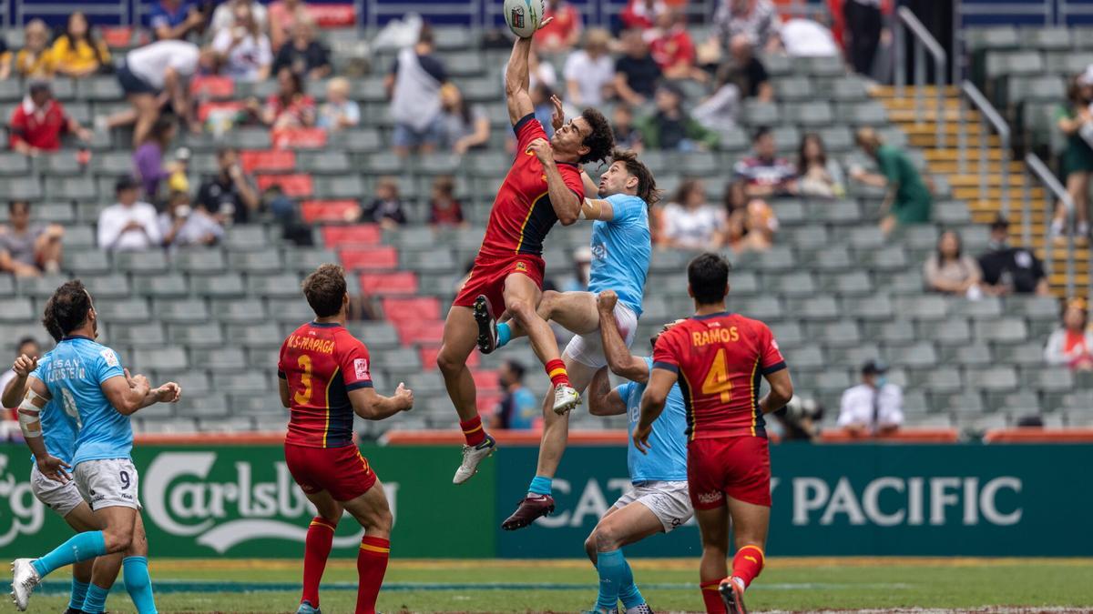 El español Eduardo López pelea un saque en un partido con Uruguay en las Series de rugby 7 en Hong Kong