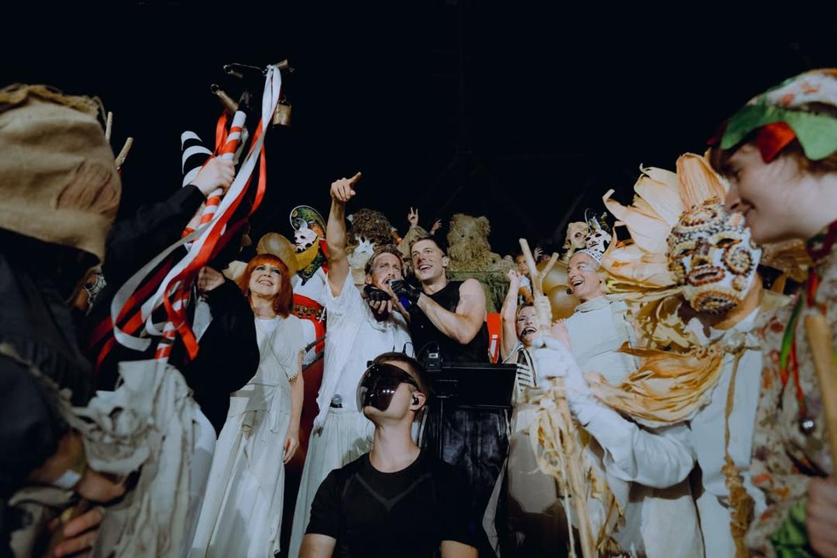 Follateiros y pantalls en el momento 'rave' con Zetak, Grison y Loles León