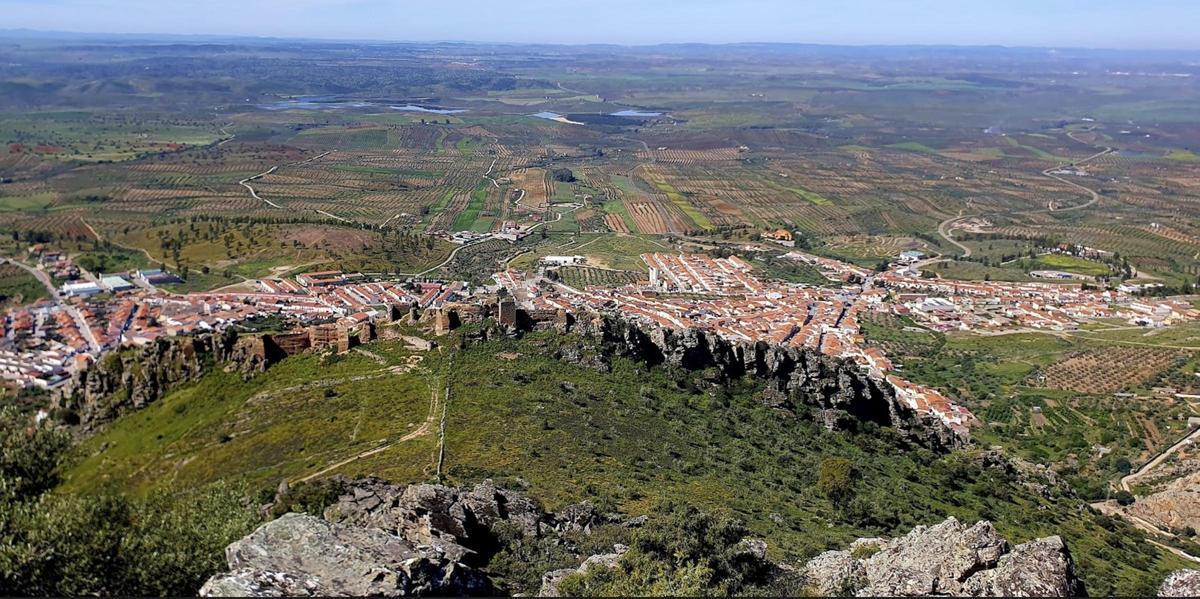 El castillo se emplaza  en la cresta incluida en la ZEC-ZEPA Sierra Grande de Hornachos.