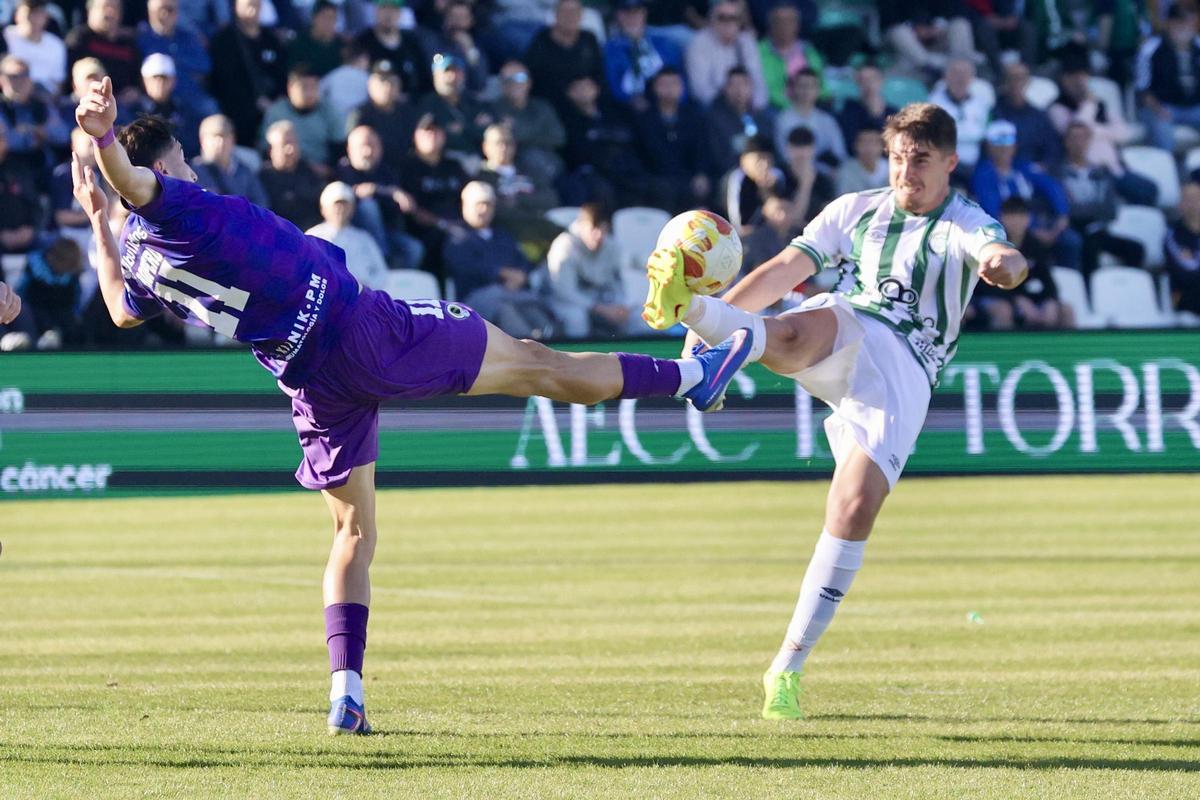 Pugna por un balón divido durante el Torremolinos-Hércules jugado en El Pozuelo.