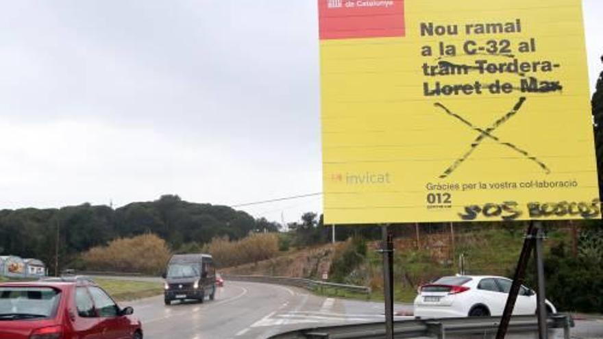 Diferents cartells ja anuncien les obres del nou ramal de la C-32.