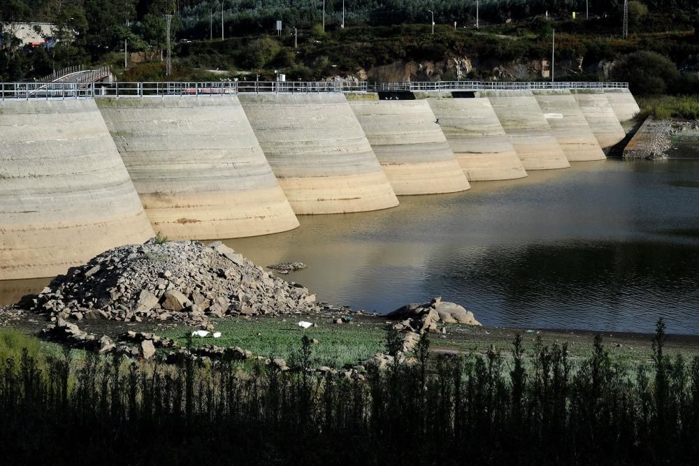 El embalse de Meicende, a un nivel muy bajo