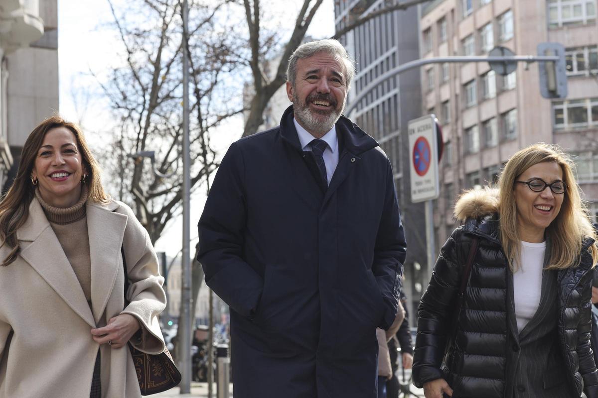 Chueca, Azcón y Alós, a su llegada a la Junta Directiva Nacional del PP en Madrid.