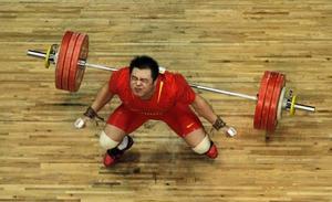 L’aixecador de pesos xinès Zhe Yang es lamenta després del tercer intent fallit en la prova masculina d’aixecament de 105 quilos, durant els XVI Jocs Asiàtics que se celebren a Guangzhou (Xina).