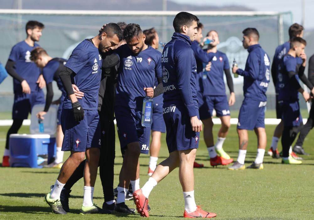 Los jugadores del Celta, durante el entrenamiento de este lunes en A Madroa