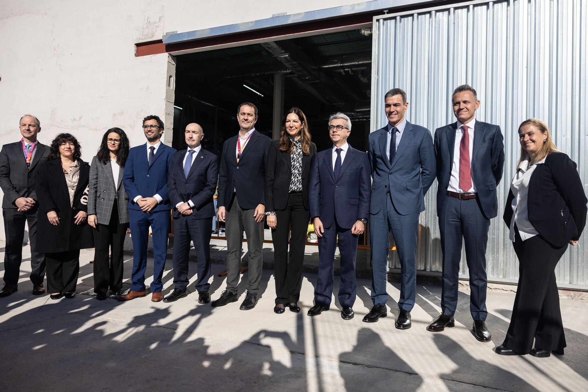 En imágenes | Pedro Sánchez visita las instalaciones de Novartis en La Almunia de Doña Godina