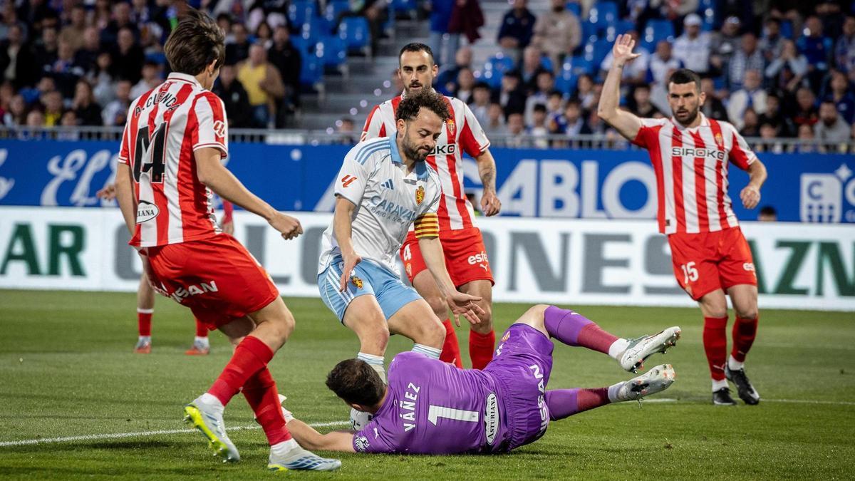 Keidi Bare, tras una acción en el área rival ante el Sporting.