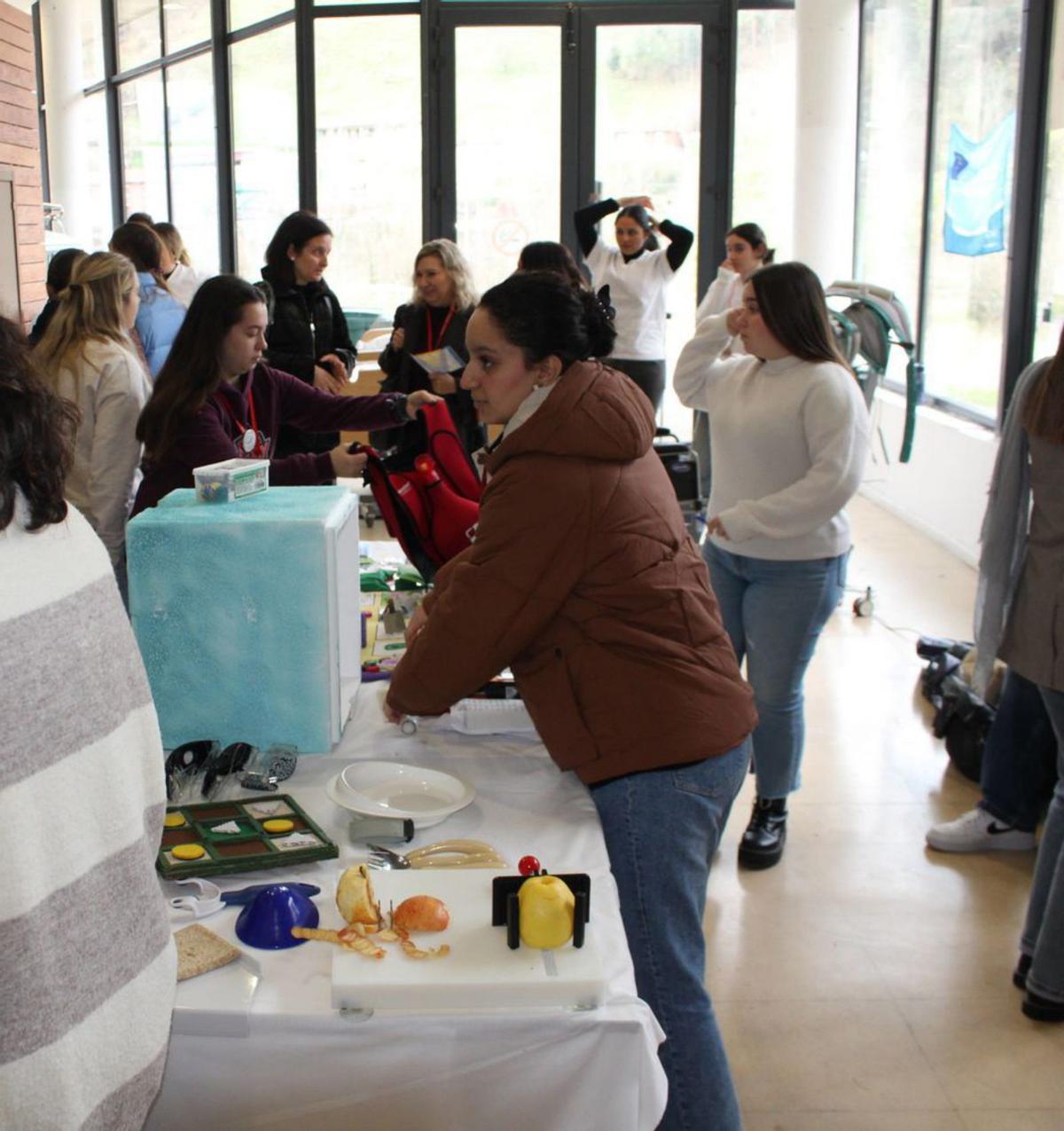 Alumnos del IES Valle de Turón durante la feria. | A. VELASCO